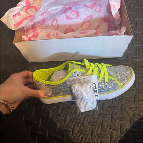 Gotta Flurt • NWT Women's Pizazz Silver/Lime Sequin Sneaker - Picture 3 of 6